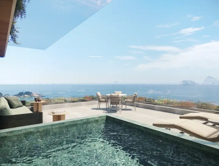 Deck da cobertura duplex do Ipanema Almar com piscina privativa e vista para o mar e as Ilhas Cagarras