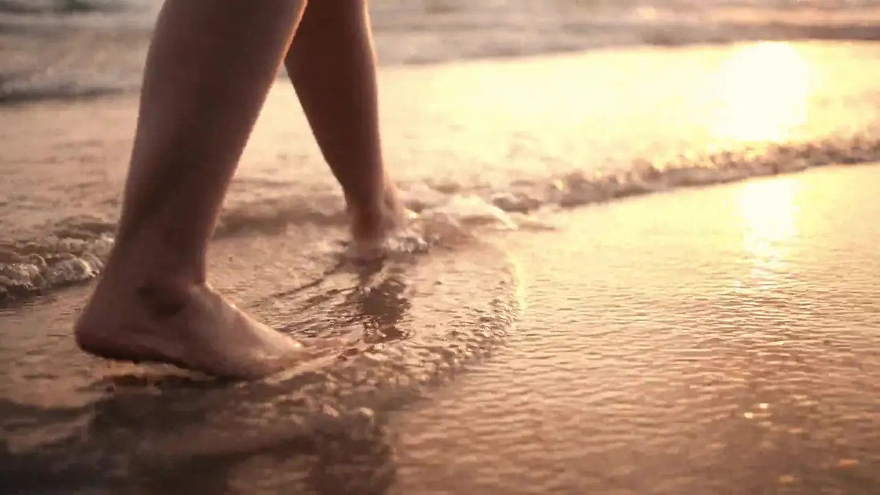 Capa do vídeo institucional do Ipanema Almar: caminhada ao pôr do sol na areia da Praia de Ipanema